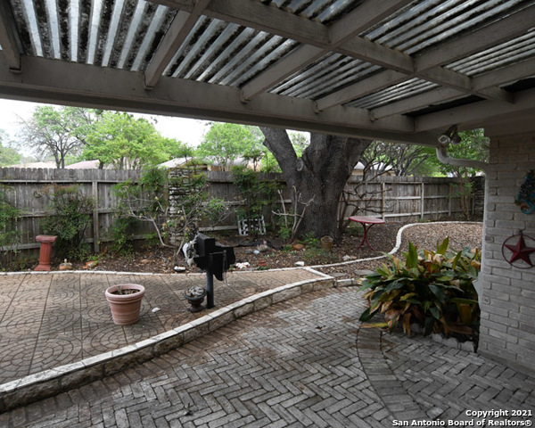 6207 Shady Brook Windcrest, TX 78239 - Photo 4 of 23 a room filled with furniture and a garden