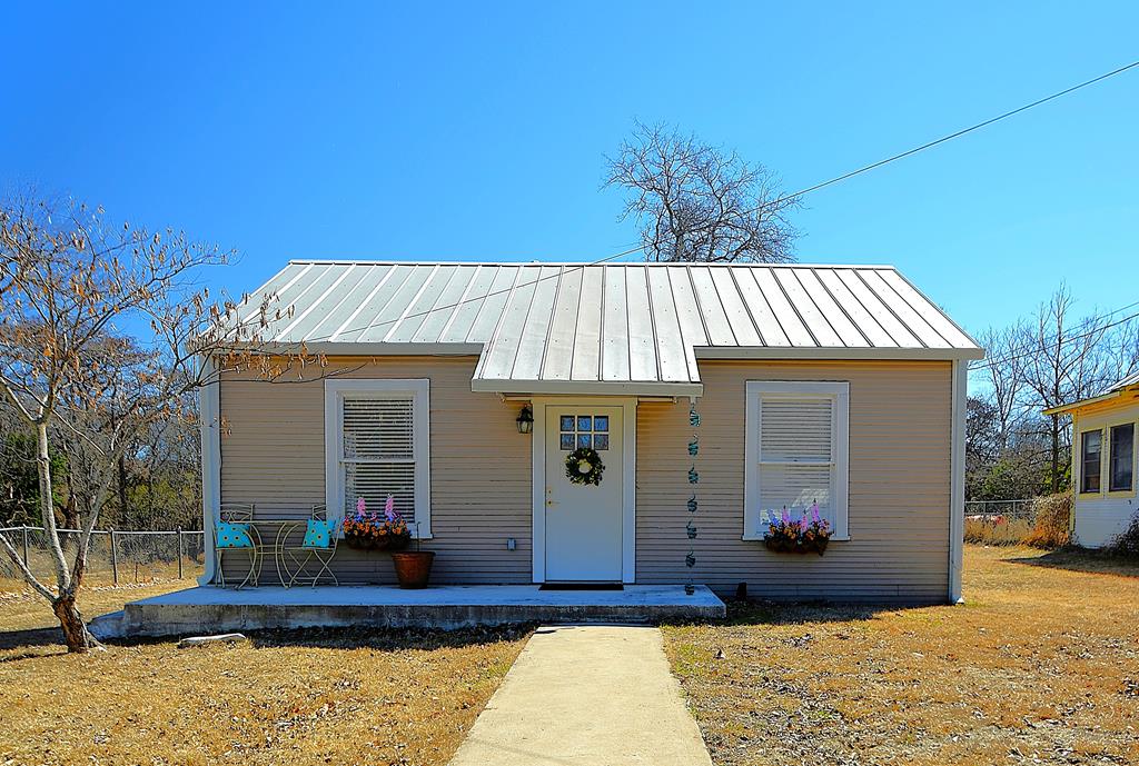 a view of a house with backyard