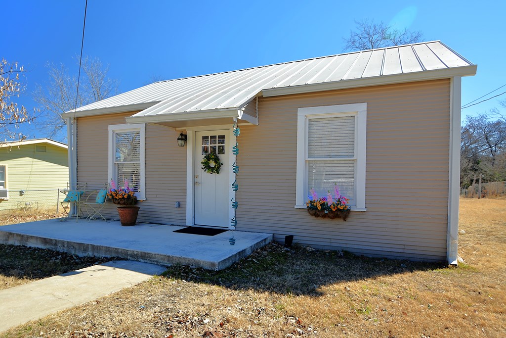 309 Lowry Street Kerrville, TX 78028 - Photo 2 of 29 a front view of house with yard