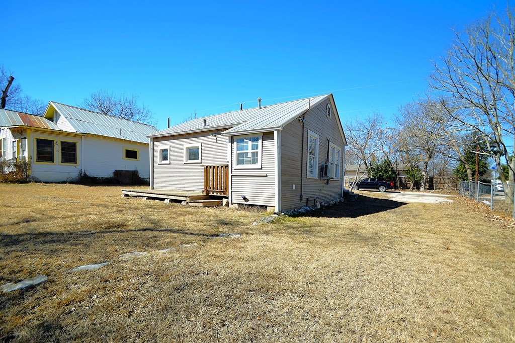 309 Lowry Street Kerrville, TX 78028 - Photo 23 of 29 a view of a house with snow on the road