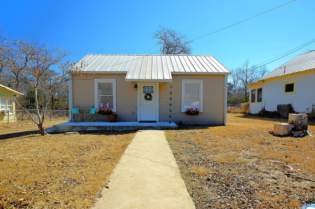 309 Lowry Street Kerrville, TX 78028 - Photo 27 of 29 a front view of a house with a yard