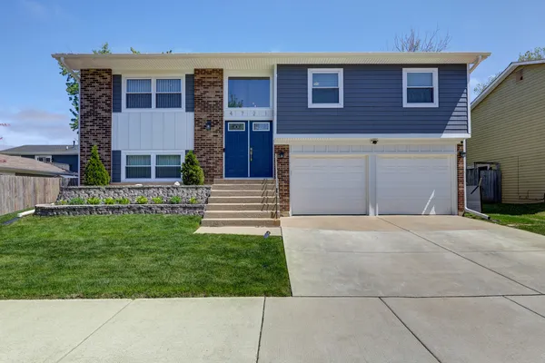 $439,000 | 4721 Huntington Boulevard, Hoffman Estates, IL 60192