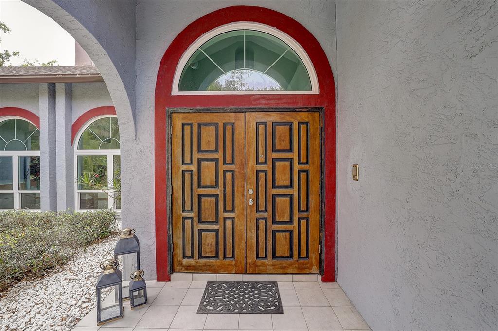 181 South Auburn Road Venice, FL 34292 - Photo 5 of 91 a front view of a house with garden