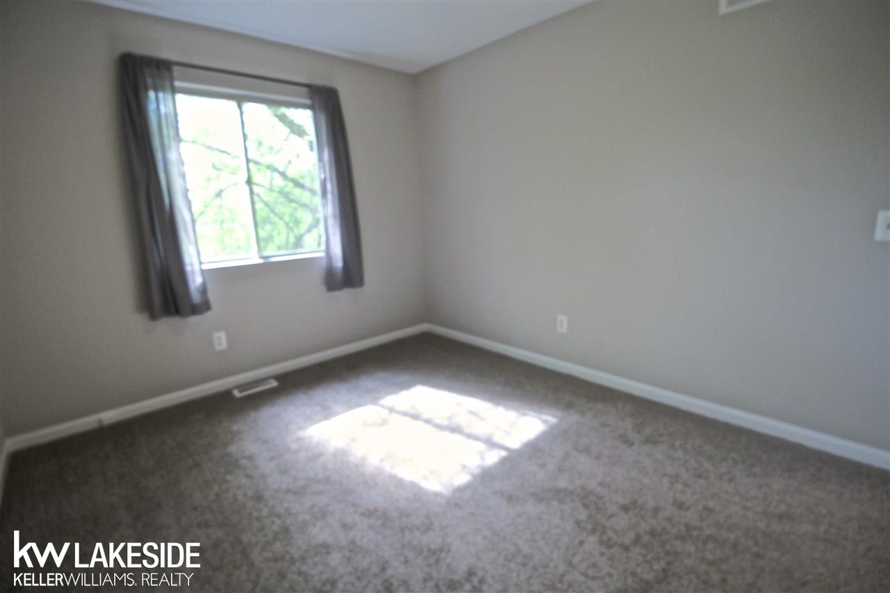 4731 Siebert Road Waterford, MI 48328 - Photo 16 of 27 31380123-15.JPG