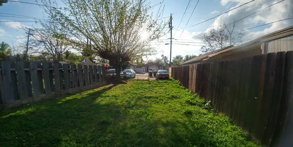 a view of a backyard with pathway