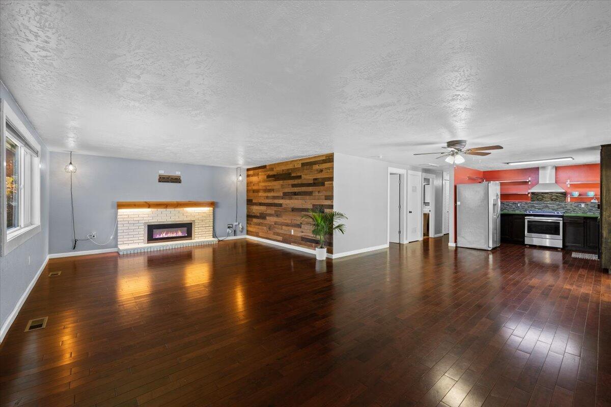 113 Houston Road Phoenix, OR 97535 - Photo 4 of 29 a view of an empty room with wooden floor and a window