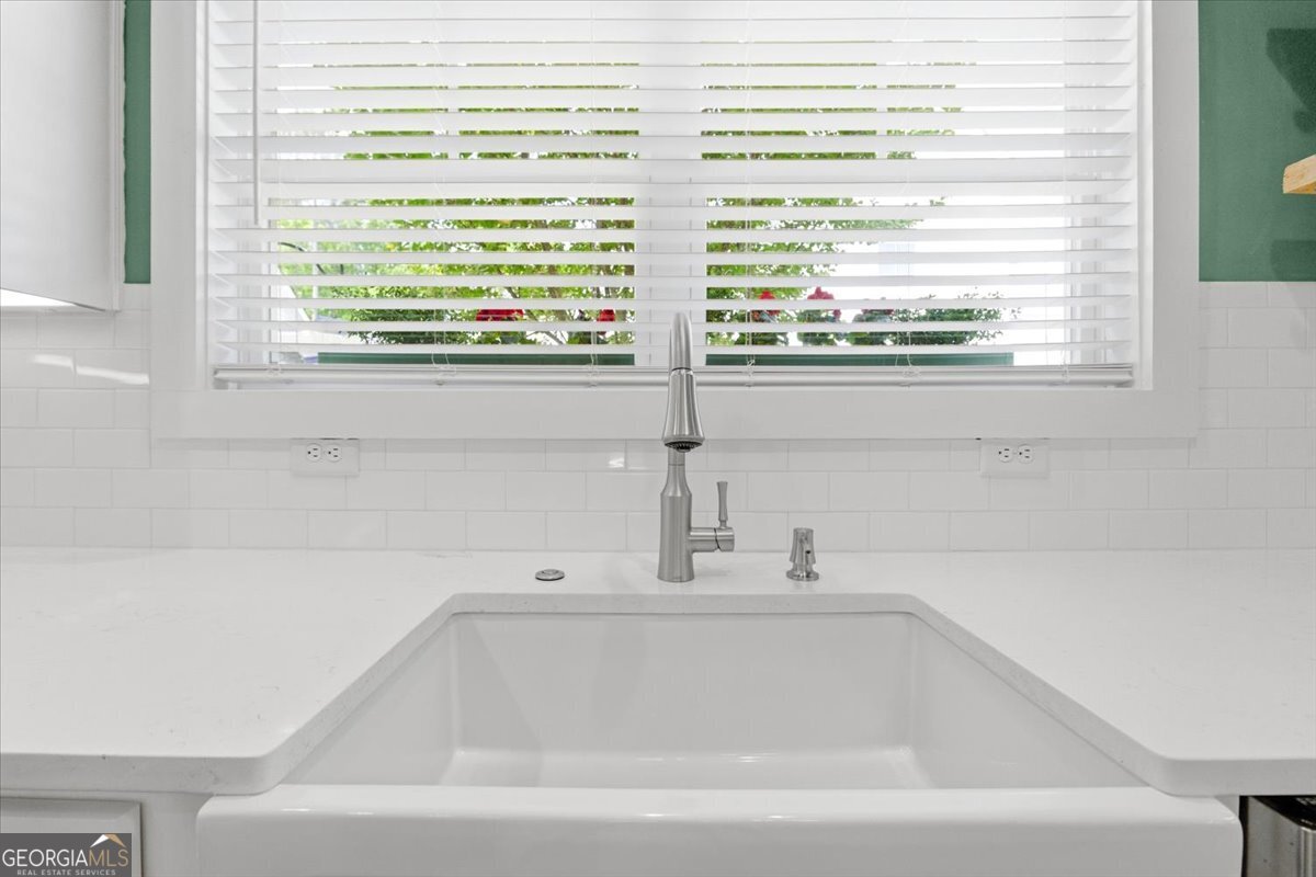 731 Markhams Drive Madison, GA 30650 - Photo 15 of 68 a white bath tub sitting next to a window
