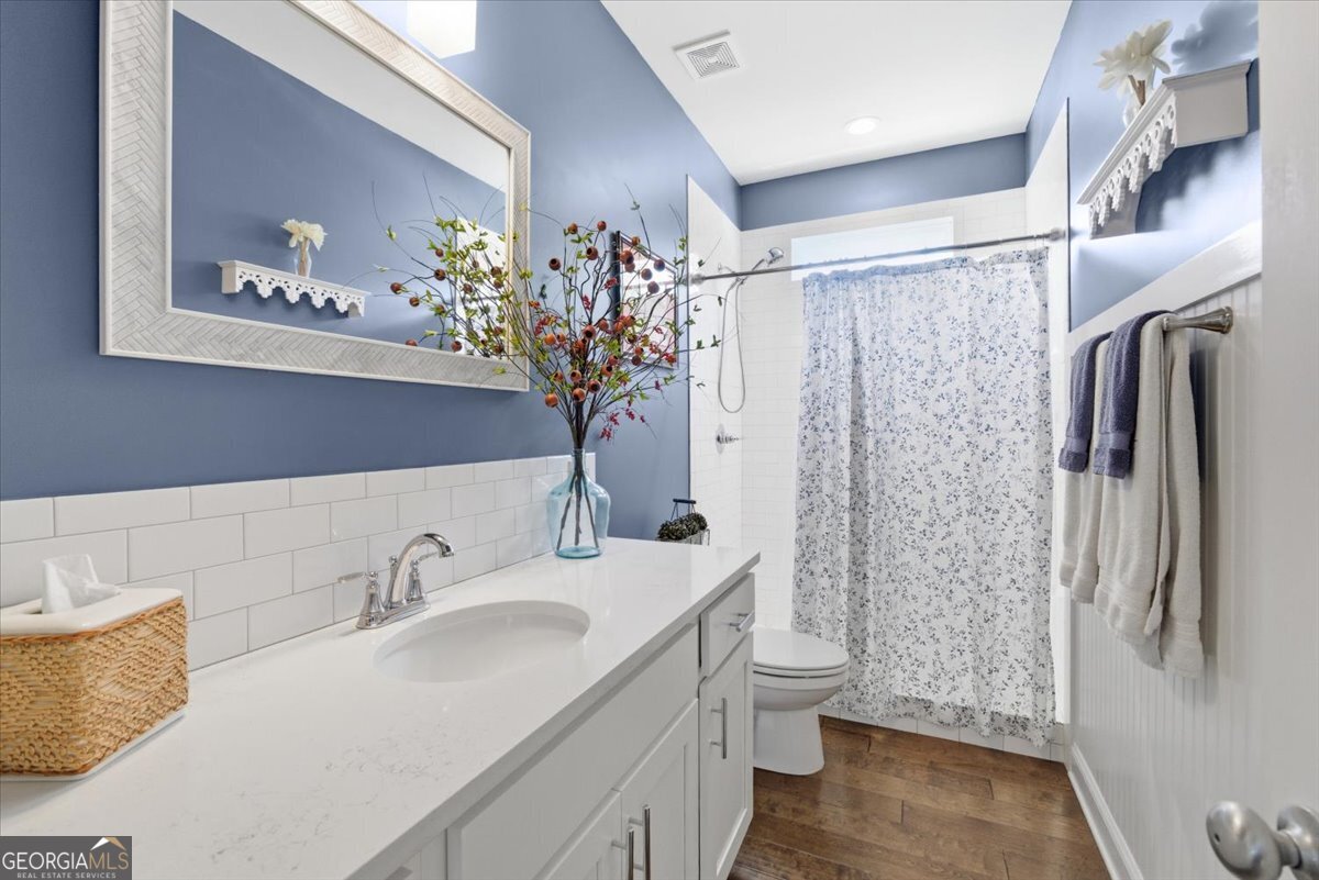 731 Markhams Drive Madison, GA 30650 - Photo 39 of 68 a bathroom with a sink toilet and shower