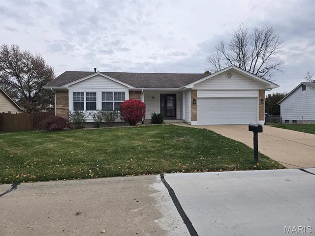 $324,900 | 522 Pioneer Drive, St. Peters, MO 63376
