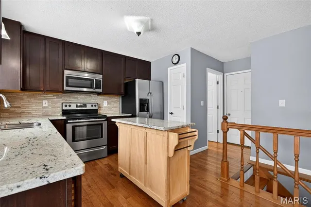 $324,900 | 522 Pioneer Drive, St. Peters, MO 63376