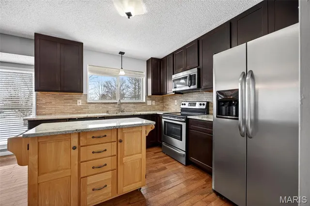 $324,900 | 522 Pioneer Drive, St. Peters, MO 63376