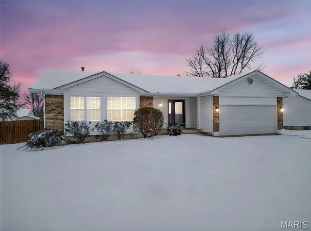 $324,900 | 522 Pioneer Drive, St. Peters, MO 63376