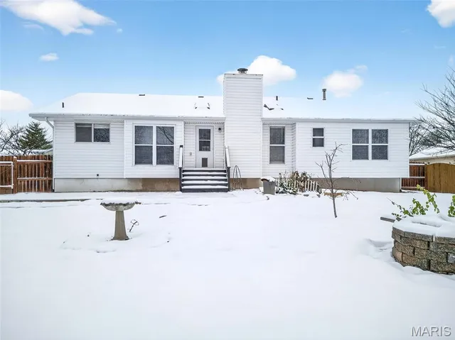 $324,900 | 522 Pioneer Drive, St. Peters, MO 63376