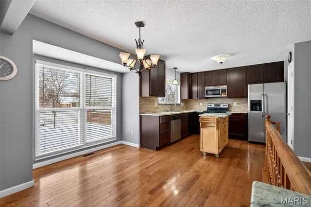 $324,900 | 522 Pioneer Drive, St. Peters, MO 63376