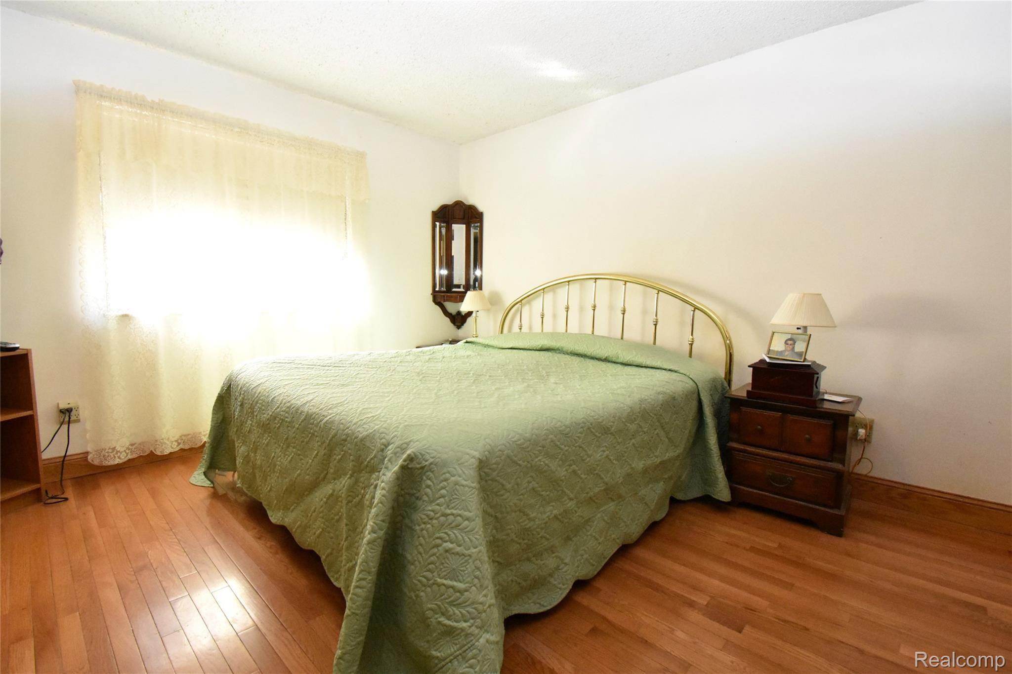 2872 Patterson Lk Road Pinckney, MI 48169 - Photo 8 of 33 8 MASTER BEDROOM.JPG