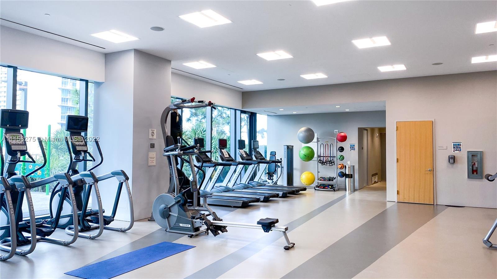 88 Southwest 7th Street, Unit 4110 Miami, FL 33130 - Photo 25 of 33 a view of a room with gym equipment