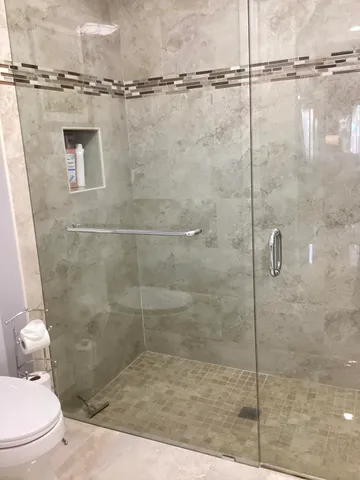 a en suite bathroom with a double vanity sink and a mirror