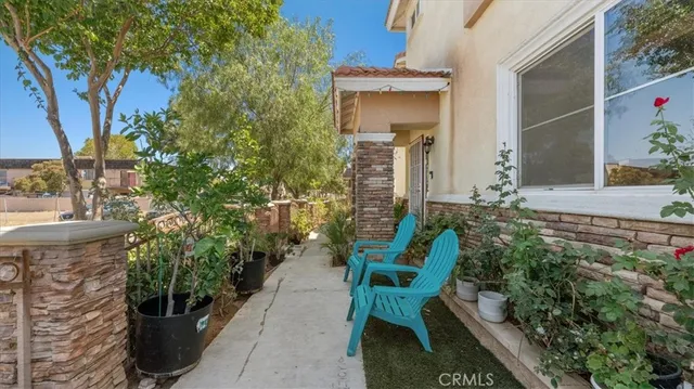 a view of a house with backyard and sitting area