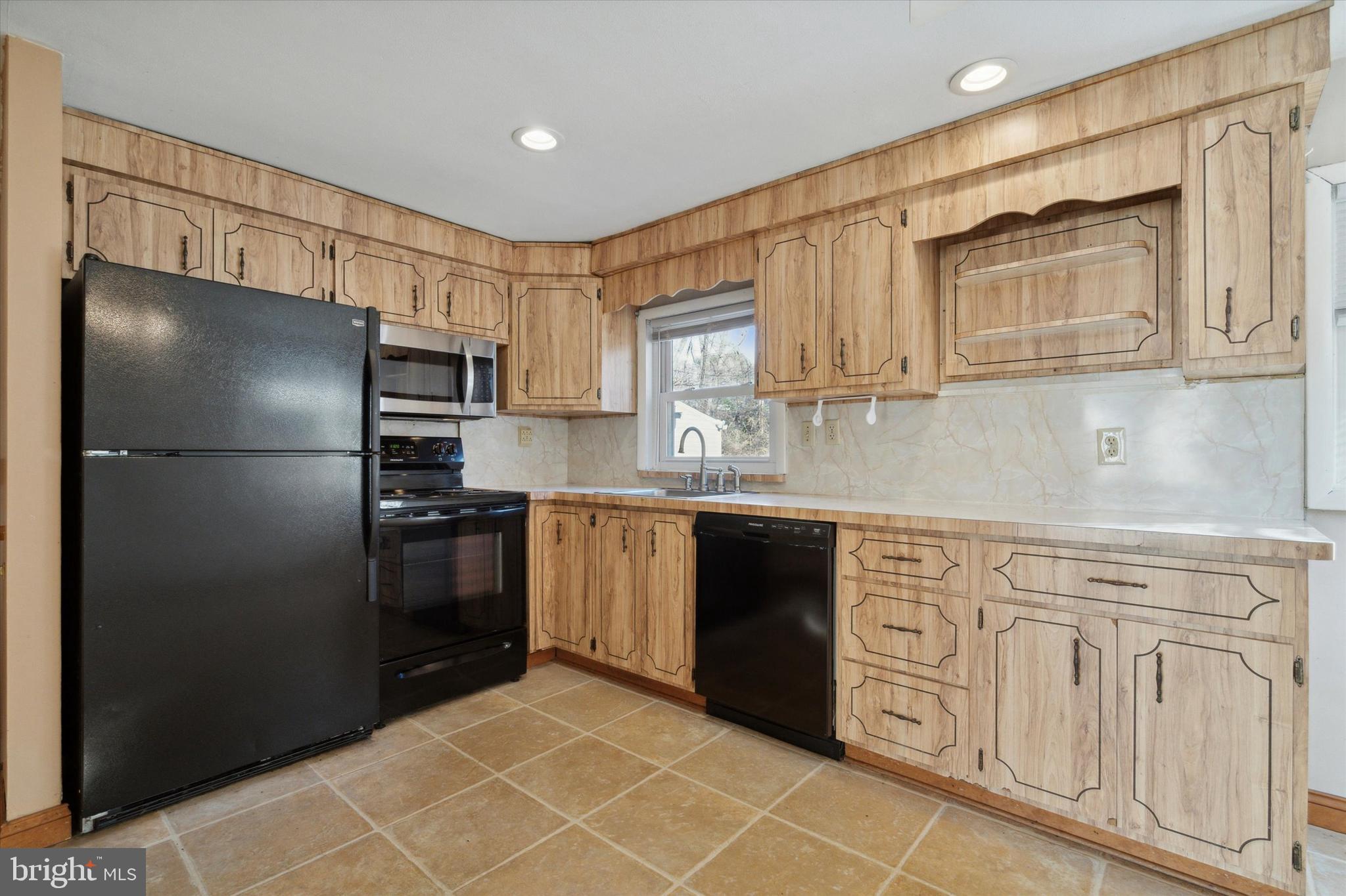 17 Pearson Circle Springfield, PA 19064 - Photo 3 of 34 Spacious Kitchen