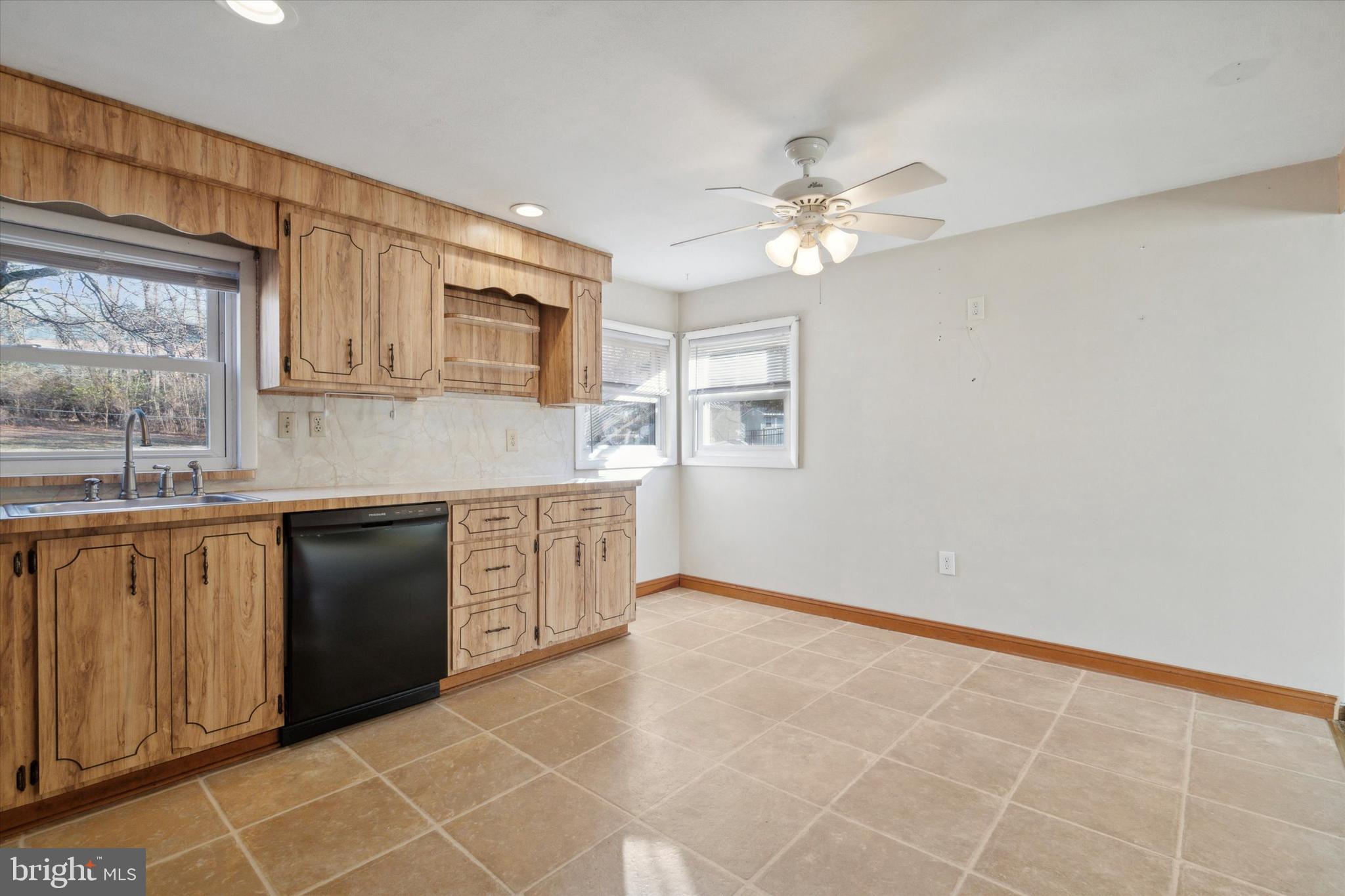 17 Pearson Circle Springfield, PA 19064 - Photo 4 of 34 Eat in Kitchen
