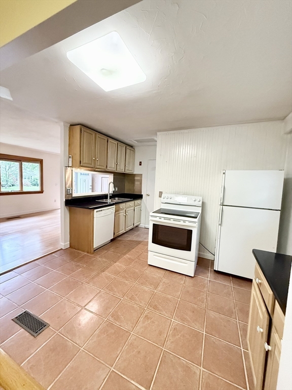 27 Westbrook Road Northborough, MA 01532 - Photo 3 of 19