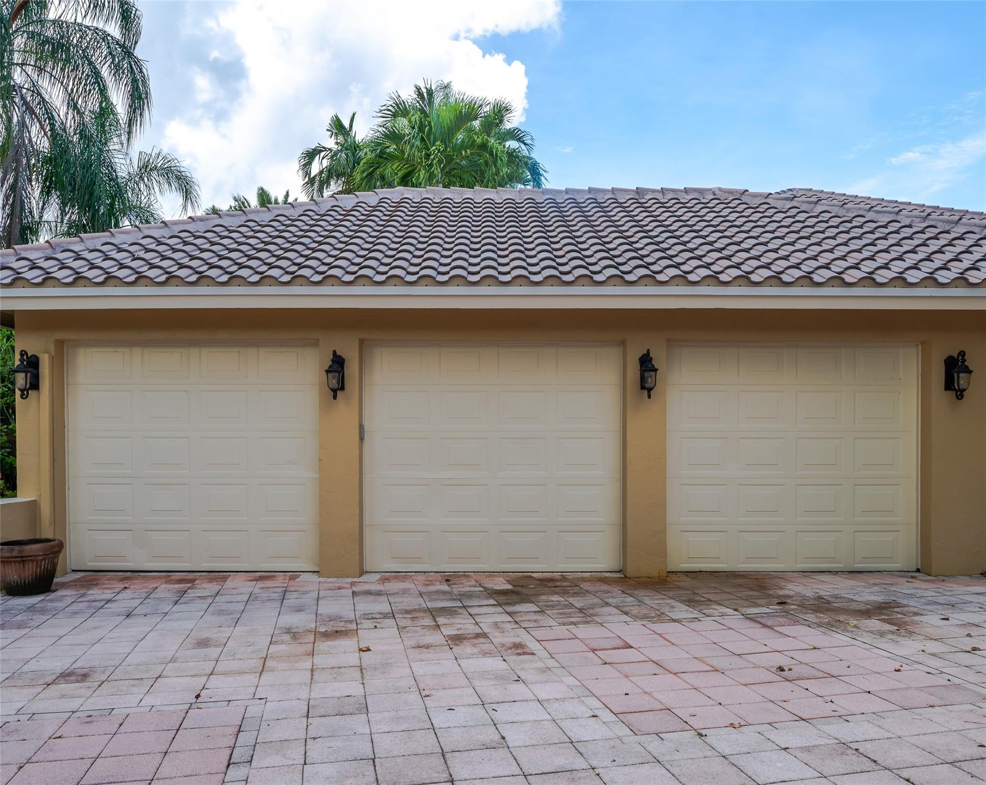 3220 Paddock Road Weston, FL 33331 - Photo 55 of 59 a backyard of a house