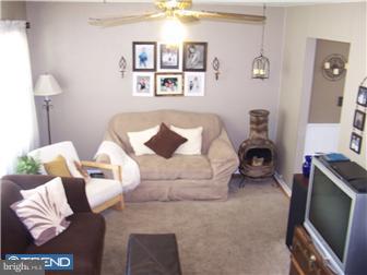 621 Surrey Road Sewell, NJ 08080 - Photo 3 of 12 Living Room