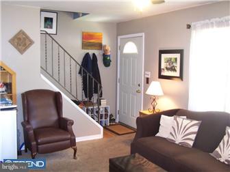 621 Surrey Road Sewell, NJ 08080 - Photo 4 of 12 Living Room