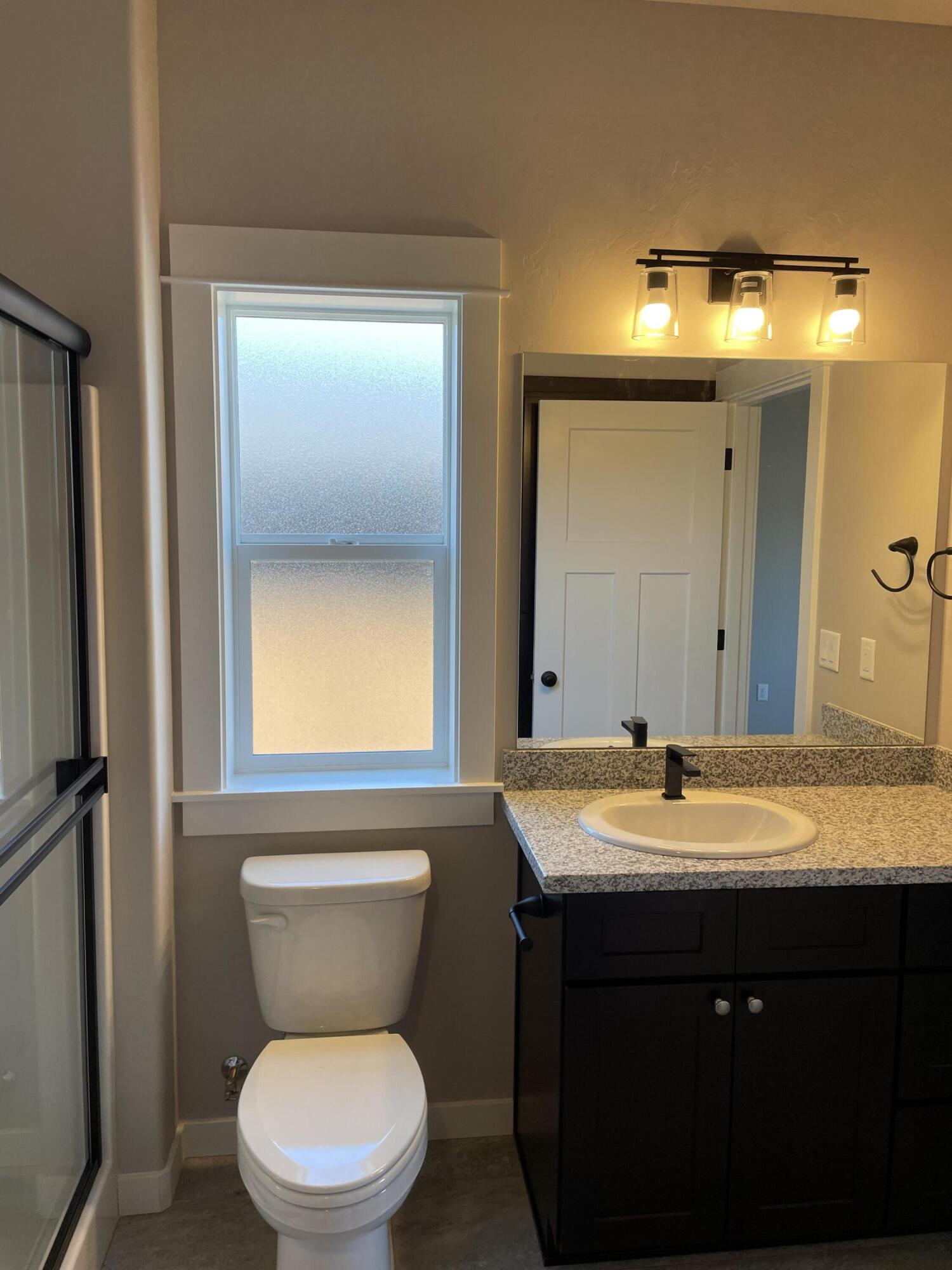 2761 Roberts Road Medford, OR 97504 - Photo 13 of 19 Master Bath