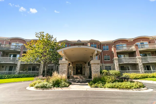 $620,000 | 950 Augusta Way, Unit 204, Highland Park, IL 60035