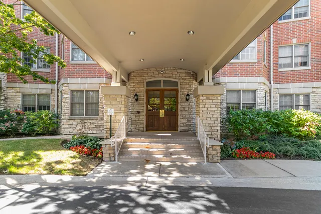 $620,000 | 950 Augusta Way, Unit 204, Highland Park, IL 60035