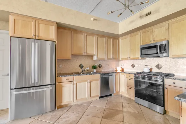 $620,000 | 950 Augusta Way, Unit 204, Highland Park, IL 60035