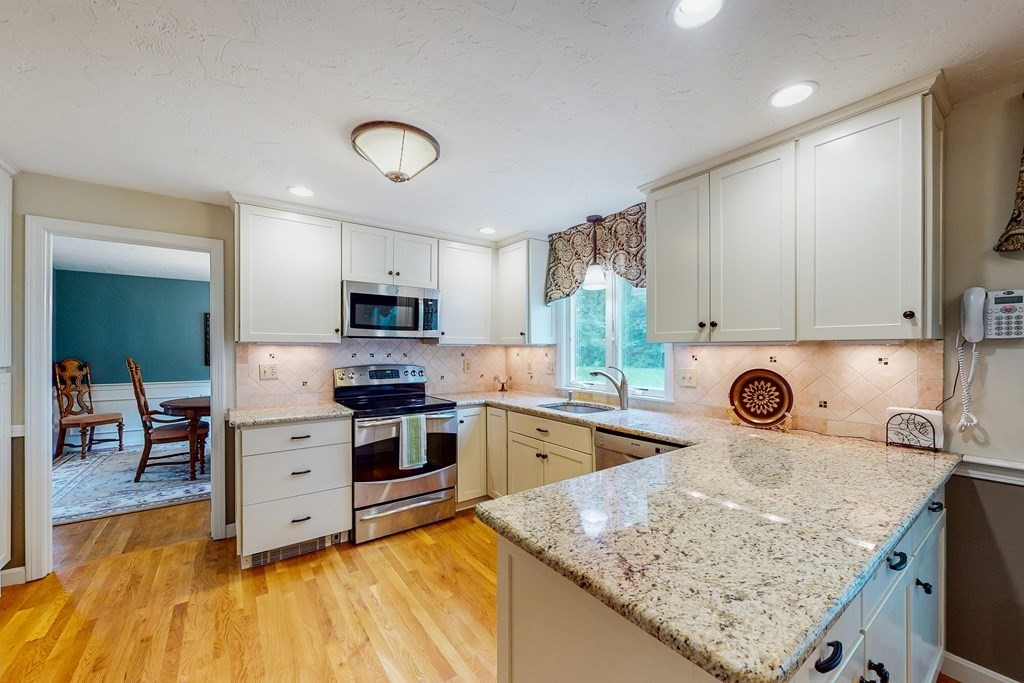 23 Oriole Road Medfield, MA 02052 - Photo 4 of 36 Gallery Image 4