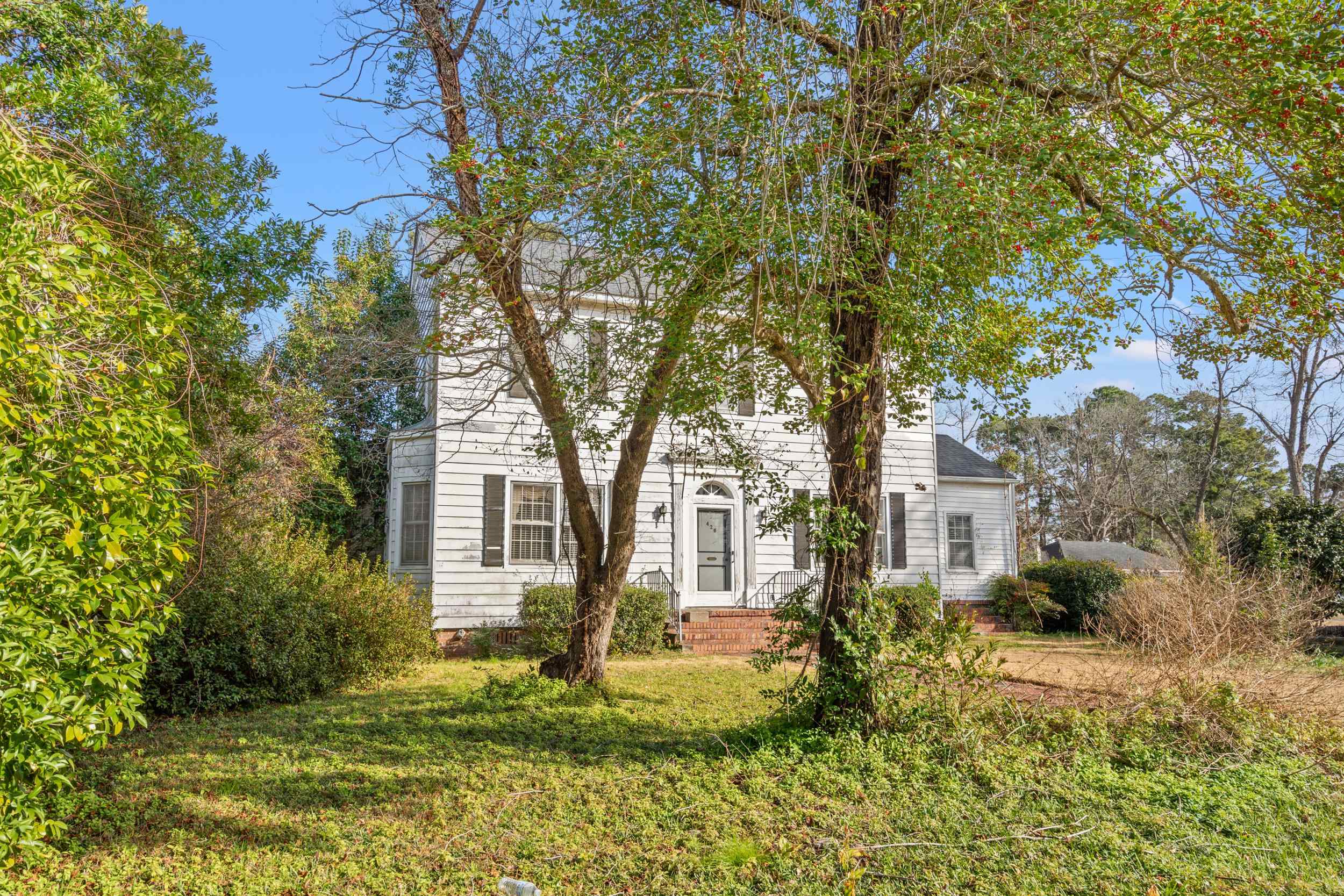 426 North Park Street Mullins, SC 29574 - Photo 33 of 39 View of front of property featuring a chimney and a front yard