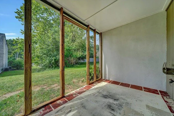 a view of a house with backyard and garden