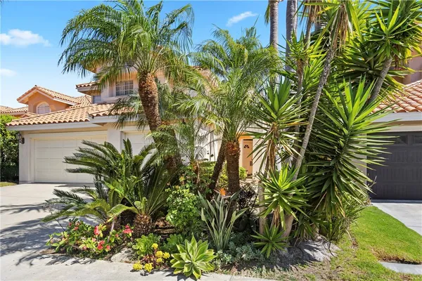 a view of a pathway with a pathway