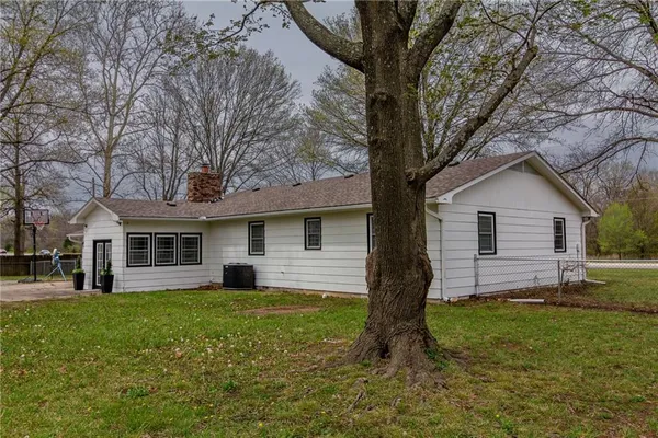 $295,000 | 101 West North County Road, Frontenac, KS 66763