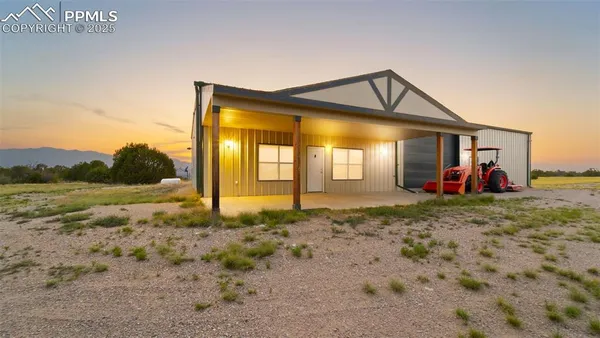 a view of a house with backyard