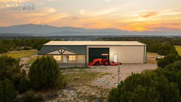 a view of a house with backyard and trees