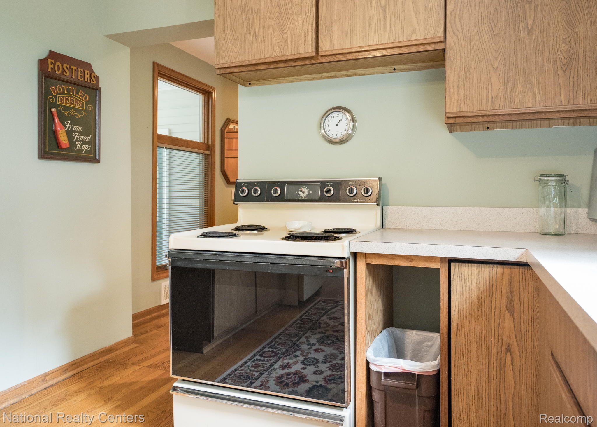 4069 Yankee Road St. Clair, MI 48079 - Photo 16 of 44 Faux wood cabinets
