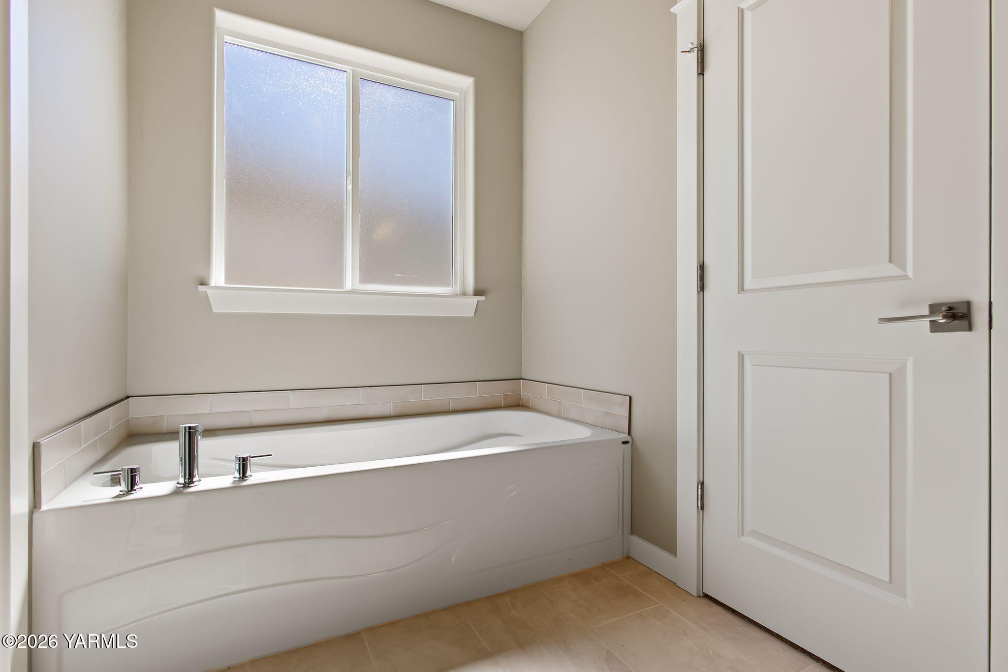 5406 Wildrye Loop Yakima, WA 98901 - Photo 9 of 33 En Suite