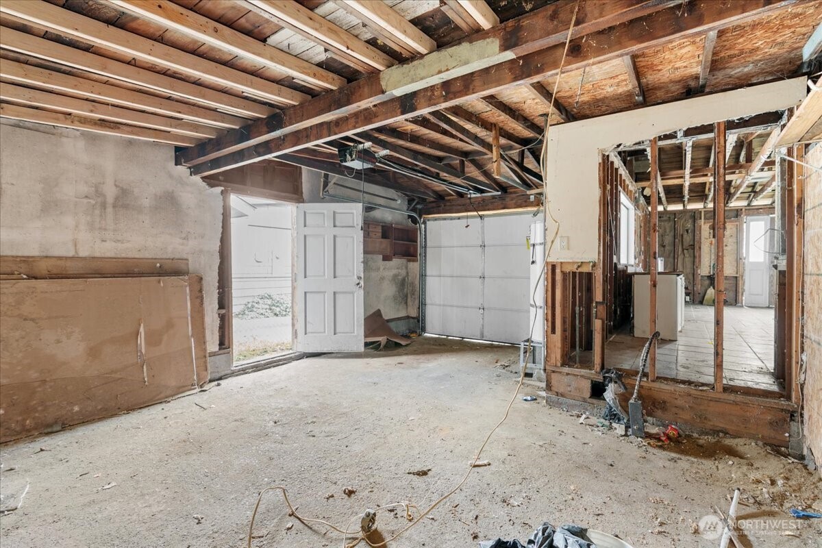 919 Edmonds Avenue Northeast Renton, WA 98056 - Photo 11 of 15 a view of an empty room