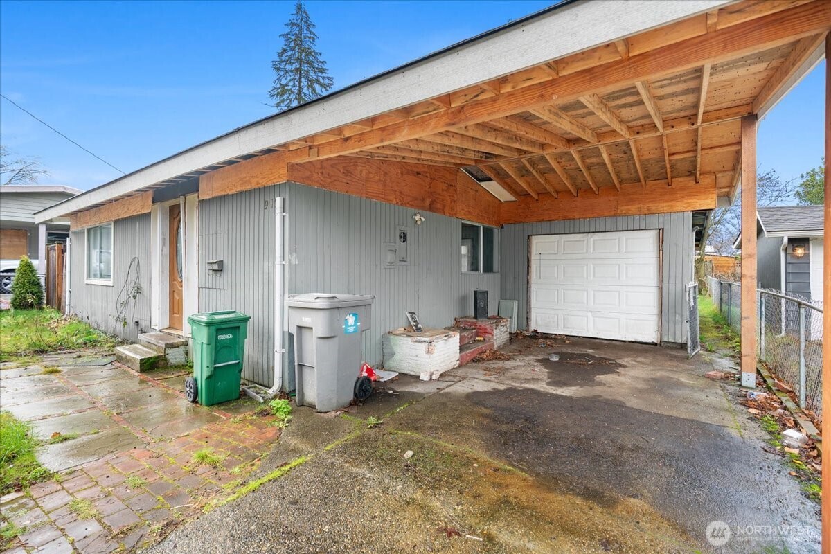 919 Edmonds Avenue Northeast Renton, WA 98056 - Photo 2 of 15 a view of a backyard