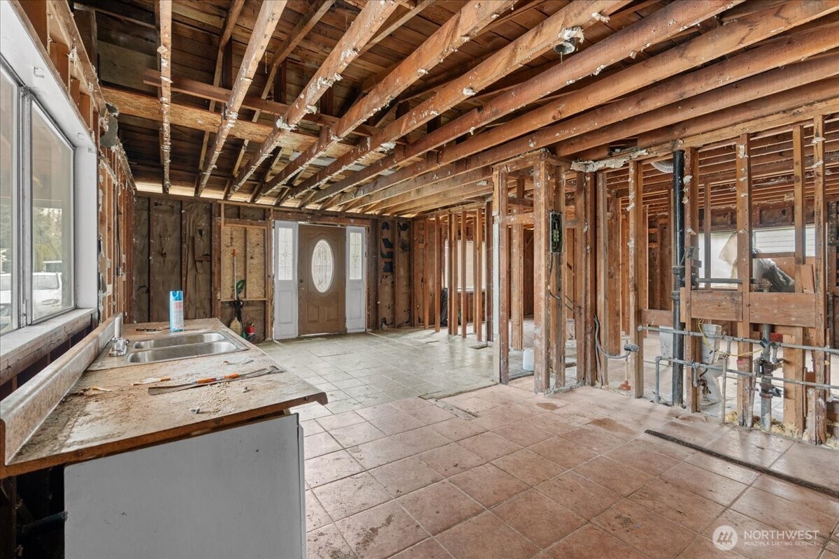 919 Edmonds Avenue Northeast Renton, WA 98056 - Photo 4 of 15 a view of a porch with a table and chairs