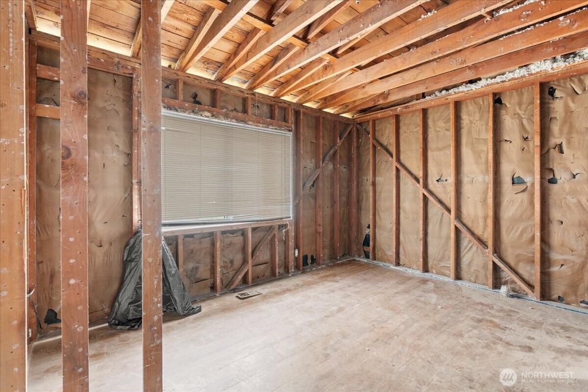 919 Edmonds Avenue Northeast Renton, WA 98056 - Photo 10 of 15 a view of an empty room