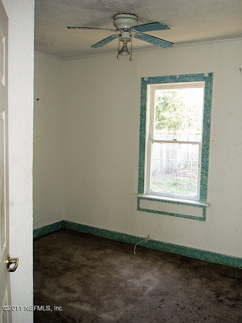 1856 Jefferson Road Jacksonville, FL 32246 - Photo 9 of 11 an empty room with a window