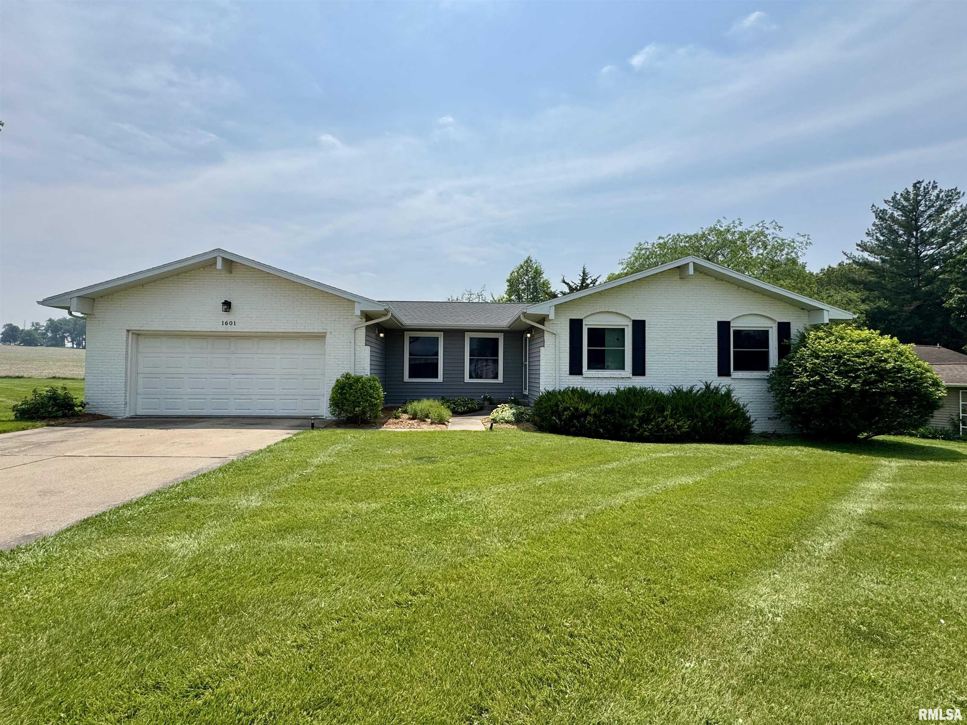 1601 Riverview Drive Macomb, IL 61455 - Photo 1 of 41