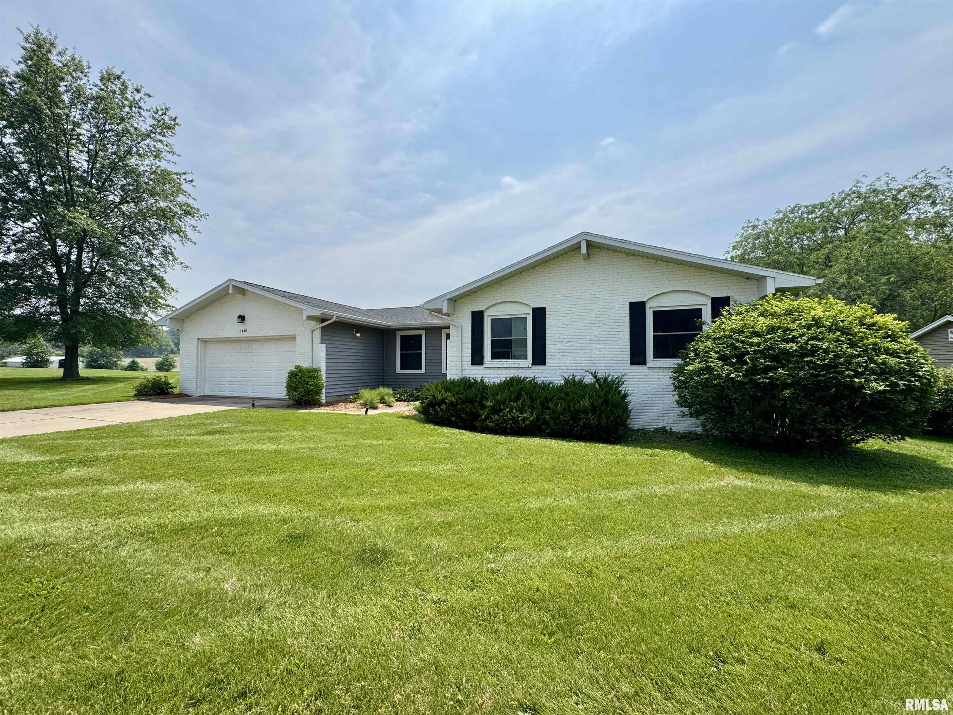 1601 Riverview Drive Macomb, IL 61455 - Photo 2 of 41