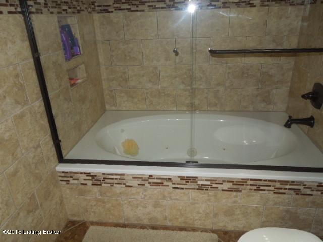 360 Ridgeview Drive Shepherdsville, KY 40165 - Photo 16 of 35 Master tub