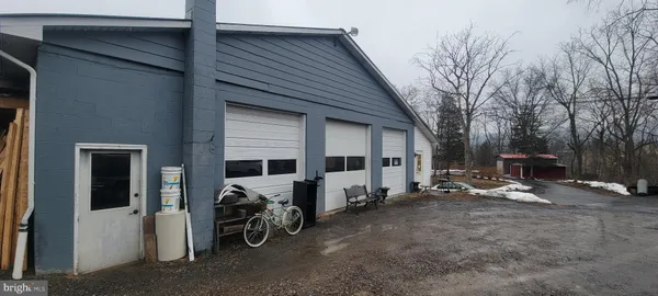 a view of backyard of the house